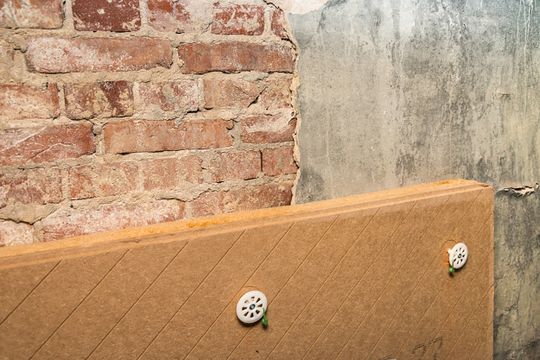 Anpassungsfähige und feuchteregulierende Holzfaser-Innendämmung.(Udi Dämmsysteme/Egbert Schmidt)