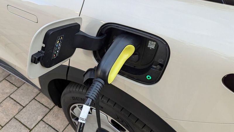 An der Ladesäule überzeugt der Smart #3 mit bis zu 150 kW Ladeleistung und einer LED, die den Ladestatus anzeigt. Die hat längst nicht jeder Chinese. (Bild: Rosenow – VCG)