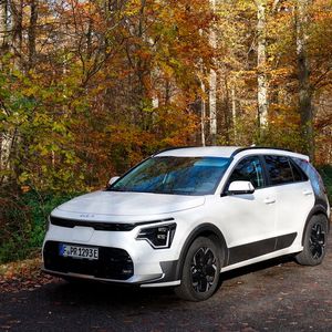 1. Das Design: Der Kia Niro EV ist gemessen an seinem drögen Vorgänger extrem mutig gestylt und lässt sich mit seiner C-Säulen-Verkleidung in Kontrastfarbe und den markanten Leuchten durchaus als Statement betrachten. Außerdem kommt er nicht als typisches SUV rüber – und dürfte genau deswegen für viele Kunden interessant sein.(Bild:  Rosenow – »kfz-betrieb«)
