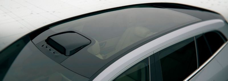 Webasto präsentierte gemeinsam mit Luminar das neue Dachmodul mit integriertem Lidar für automatisiertes Fahren. Das Roof Sensor Module (RSM) bietet Automobilherstellern die Möglichkeit, eine gewünschte Anzahl an Lidar-, Kamera- und Radar-Sensoren optisch ansprechend im Dach eines Fahrzeugs zu integrieren. Je nach Kundenwunsch kann der Dachspezialist die gewünschte Art und Anzahl der Sensoren in seinem RSM kombinieren – von eleganten Lösungen für teilautomatisiertes (Level 2) bis zu komplexen Systemen für vollautonomes oder autonomes Fahren (Level 4).   (Bild: Webasto)