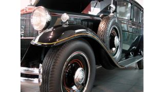 Edle Karossen vergangener Tage; da war Blechbearbeitung von Hand noch an der Tagesordnung – in Seminaren der Fahrzeugakademie Schweinfurt kann man diese Kunst auch heute noch erlernen. Bilder: Kuhn (Archiv: Vogel Business Media)