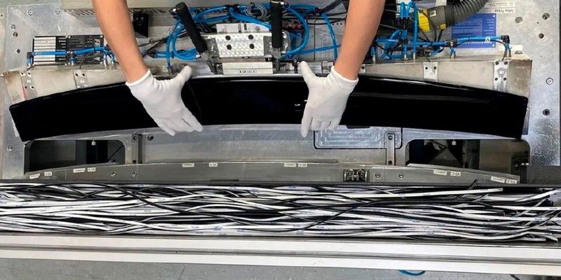 A peek into production: Experts at Finke Anwendungstechnik use injection moulding to produce the rear spoiler for the ID. Buzz as a 2C component — polycarbonate finished with black, high-gloss Plexiglas moulding compound.  (Source: Finke Anwendungstechnik)