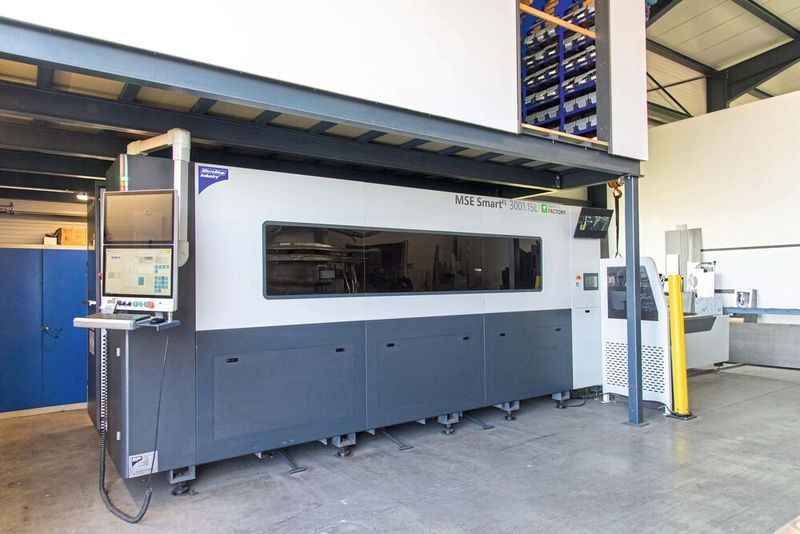 Birk Stahl- und Metallbau investiert erneut in Technologie von Microstep Europa: Mit dem smarten 2D-Faserlaser der Baureihe MSE Smart FL ersetzt das Unternehmen die bisherige Plasmatechnologie und erfüllt damit die steigenden Anforderungen seiner Kunden an Präzision und Schnittqualität in der Lohnfertigung. (Bild: Microstep)