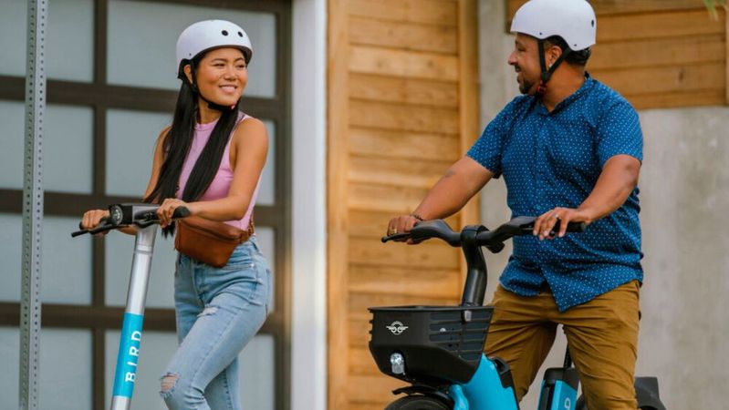 Bereits seit einiger Zeit stehen E-Scooter als Fortbewegungsmittel in der Kritik.(Bild:  Bird)