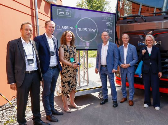 Bei der „NEFTON“-Projektvorstellung im niederbayerischen Plattling darf Bayerns Wirtschaftsminister Hubert Aiwanger (3.v.r.) natürlich nicht fehlen.(Bild:  TUM)