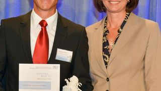 Bei der Preisverleihung: Manfred Adlhart, stv. Geschäftsführer Steinbichler Optotechnik GmbH und Staatsministerin Ilse Aigner, Bayerisches Staatsministerium für Wirtschaft und Medien, Energie und Technologie. (Bild: Studio SX Heuser)