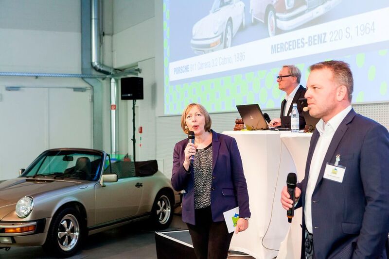 Ein Höhepunkt der ReMa Expo war die Auktion von Autobid.de. Moderatorin Silvia Lulei übergibt nach dem Vortrag von Uwe Brandenburger an die Auktionatoren. (Stefan Bausewein)