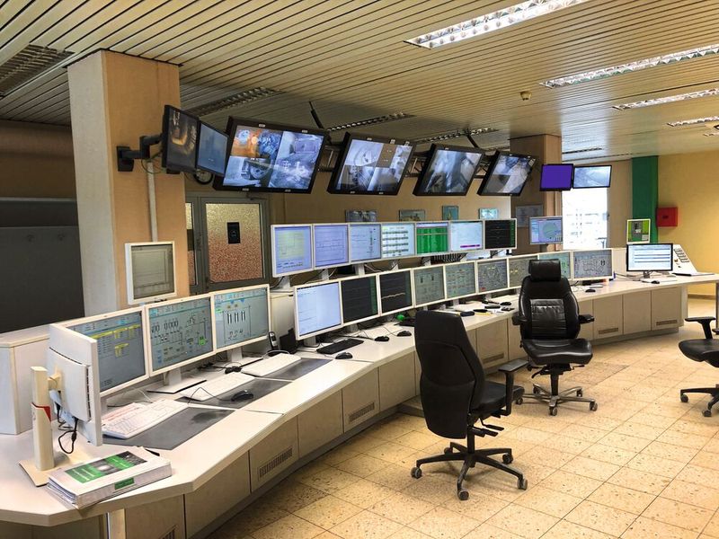 Da die Ausstattung des Leitstands in die Jahre gekommen war, entschieden sich die Verantwortlichen bei HeidelbergCement für eine komplette Neugestaltung. (Bild: Heidelberg Cement)