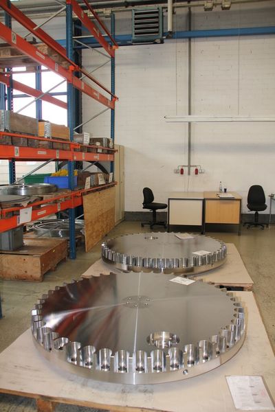 Auf dem Bild zu sehen sind Deckel für Atommüllbehälter, die Kinkele aus Chrom-Nickelstahl gefertigt hat. (Bild: Sonnenberg)