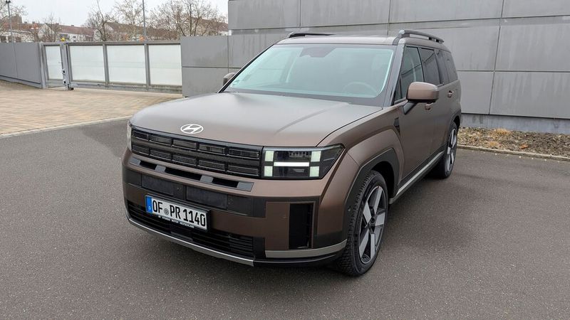 Mit seiner betont kantigen Karosserie soll der Santa Fe an klassische Geländewagen erinnern – allerdings ist er mit seinem quer eingebauten Motor und Frontantrieb (Allrad optional) ein ganz normales SUV. (Bild: Rosenow – VCG)