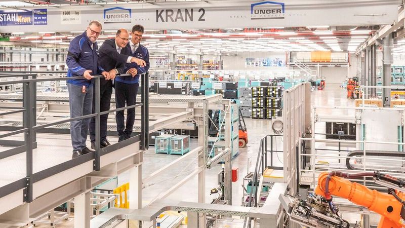 Der Bayerische Staatsminister der Finanzen und für Heimat Albert Füracker informierte sich bei Werkleiter Armin Ebner über die aktuelle Situation des Regensburger BMW-Group-Standorts und besichtigte die Produktion von Hochvoltbatterien für Elektrofahrzeuge sowie die Fahrzeugmontage.(Bild:  BMW Group)