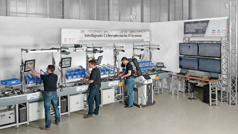 Bild 1: Im cyber-physischen Montagesystem mit modularem und rekonfigurierbarem Aufbau sind die Stationen durch ein integriertes Transportsystem miteinander verkettet. (Bild: ZeMA)