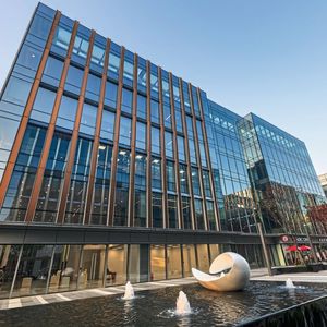 Das neue Gebäude in Shanghai bietet auf rund 4200 m² moderne Arbeitsplätze für über 100 Mitarbeiter und vereint auf sieben Stockwerken die Divisionen Automotive Research & Test, Sensor Technology und Industrial Process Control.