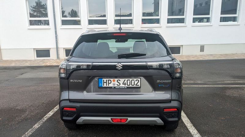 An den Einsatzzweck eines SUV erinnern lediglich die unlackierten Unterkanten der Stoßfänger und die Umrandungen der Radhäuser. Aber so etwas ist ja auch im Stadtverkehr praktisch. (Bild: Simon – VCG)