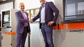 Geschäftsabschluss zwischen Jan Floor van Egmond, Direktor von Landré und Erik Blok, CEO der Blok Group (v.l.n.r.) im Showroom von Landré. (Bild: Concept Laser)