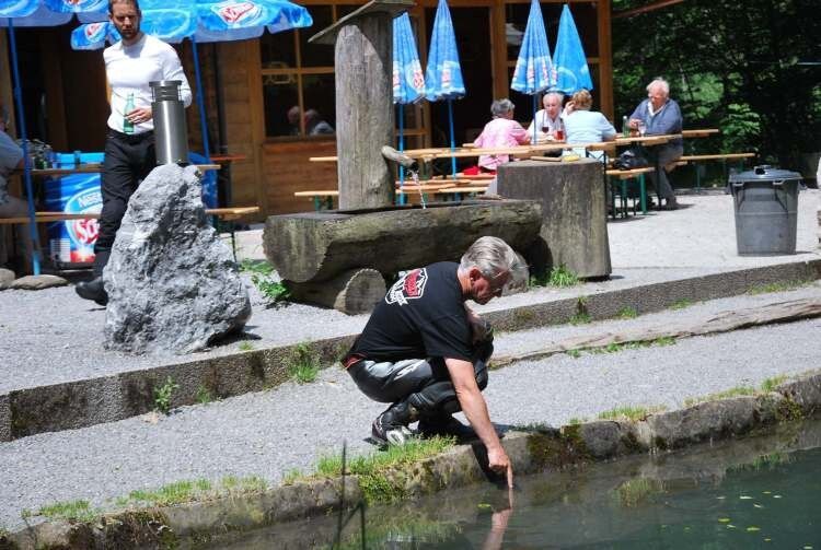 Achim Heisler prüft schon mal, ob die Wassertemperatur für die Forellen passt. (Foto: Stephan Maderner)