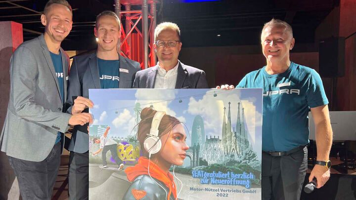 Traditionell überreichen Vertreter von Seat Deutschland zur Neueröffnung ein Bild mit einem Barcelona-Motiv an den Händler. (Bild: Motor Nützel)