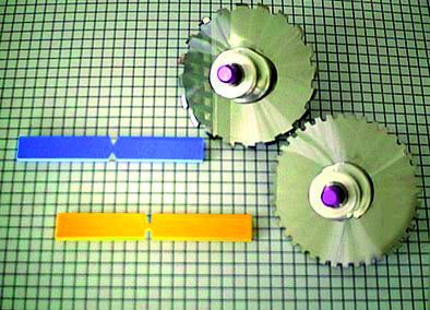 Bild 2: Logarithmisch hinterschliffene VHM-Profil-Fräsblätter zur Einarbeitung von Kerben in Prüfkörper. (Archiv: Vogel Business Media)