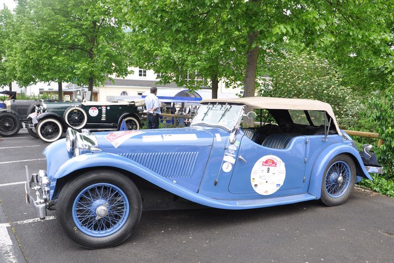 Der Jaguar-Swallow Sidecar aus dem Jahr 1934 ist ein typischer Vertreter der barocken 30er Jahre. Unter der langen Motorhaube verbirgt sich ein 3,5-Liter-Motor mit 129 PS. (Foto: Grimm/Dominsky)