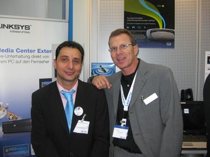 Nikolas Konsolakis von Ingram Micro (li.) mit Ulrich Kübler von Linksys (Archiv: Vogel Business Media)