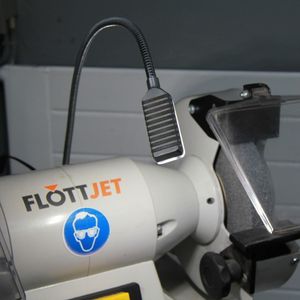 Neben hoher Robustheit zeichnen sich die Arbeitsleuchten durch ein helles reflexionsarmes Licht aus.