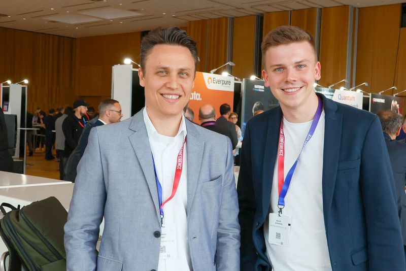 Dennis Pütz (l.) und David Schmeider (beide Bechtle) (Bild: TIM AG)
