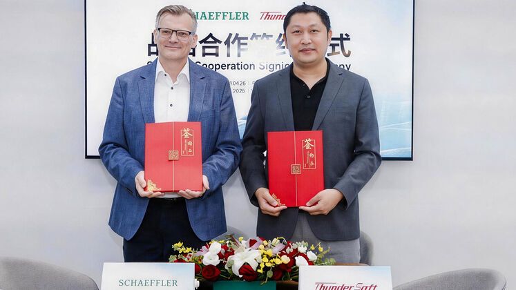 (v.l.) Gerd Winkler, Leiter Strategie softwaredefinierte Fahrzeuge, Business Unit Vehicle & Battery Controls, Schaeffler AG und Xu Dongchao, Leiter ThunderSoft Intelligent Automotive, besiegelten die Partnerschaft der beiden Zulieferer. (Bild:  ThunderSoft)