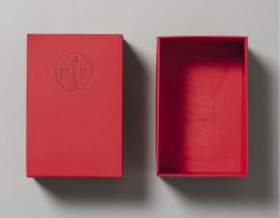 (Pergraphica Charismatic Red with mulitlevel embossing on the inside: Hochwertige Papierverpackungen versprechen nicht nur Luxus, sondern auch eine nachhaltige Alternative zu Plastik. Bild: Mondi)
