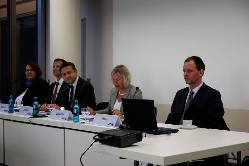 Um Start-ups und mittelständischen Herstellern von medizinischer Software Orientierung und Hilfestellung zu bieten, haben die Experten der Deutschen Gesellschaft für Biomedizinische Technik im VDE zur Medica 2017 die Publikation „Entwicklung und Herstellung medizinischer Software“ herausgegeben – und im Rahmen einer Pressekonferenz vorgestellt.  (Schäfer / Devicemed)