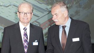 Nord-Gründer G.A. Küchenmeister (links) und Jürgen Seidel, Wirtschaftsminister von Mecklenburg-Vorpommern.  (Bild: Getriebebau Nord)