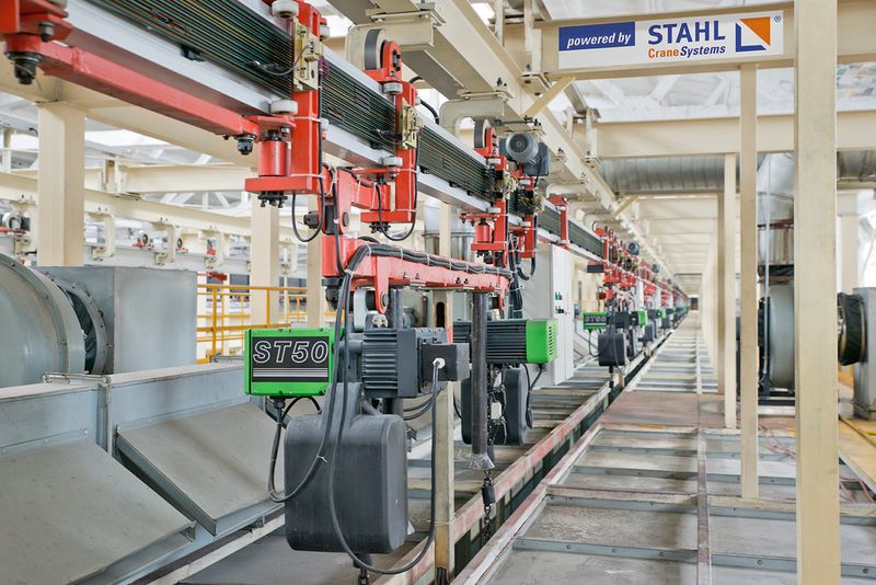 Jeweils zwei Kettenzüge des Typs ST 50 heben komplette Karossen an; insgesamt sind mehr als 150 Kettenzüge der Serien ST und SC im Einsatz. (Bild: Stahl Cranesystems)