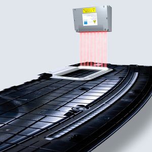 Das frei programmierbare Laserdurchstrahlschweißen kann beispielsweise zur Herstellung von Schusskanälen auf Instrumententafeln verwendet werden. Hier beim Schweißen mit schaltbarer Diodenlaserlinie