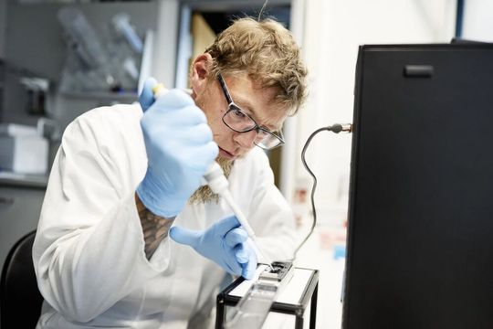 Max-Planck-Forscher Roy Kirsch beim Beladen eines Sequenzierers der dritten Generation: Das so genannte Nanopore Sequencing ermöglichte es, das Genom des Modellkäfers Phaedon cochleariae zu entschlüsseln. Dies war die Voraussetzung für die anschließende, auf der Genschere CRISPR-Cas9 basierende Genom-Editierung sowie für die Charakterisierung (Genotypisierung) der auf diese Weise hergestellten Käferlinien (Knockout-Mutanten, die keine Pektinasen mehr hatten).(Bild:  Anna Schroll)
