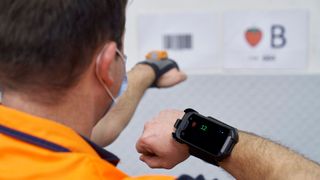 Einsatz der Wearables in der Kommissionierung bei BMW in München. (Bild: BMW)