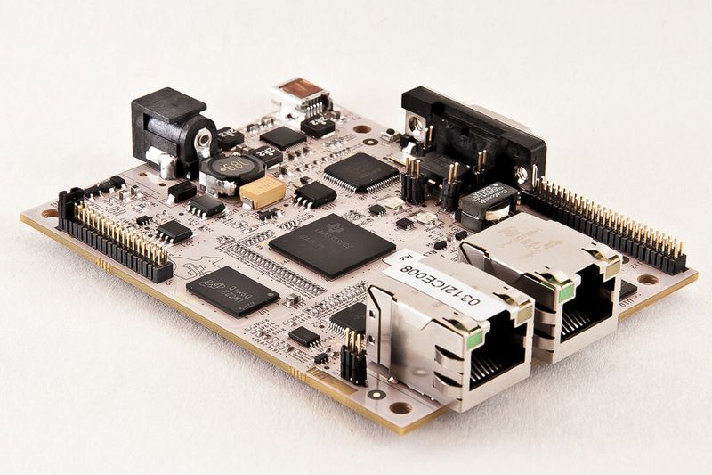 Bild 1: Das ICE-Modul implementiert einen Single-Board-Computer mit industriellen Schnittstellen. Neben CAN und Profibus sind verschiedene über Software definierbare Realtime-Ethernet-Protokolle möglich (Ethercat, Powerlink oder Profinet). (Bild: Texas Instruments)