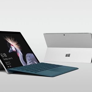 Das neue Surface Pro sieht fast aus wie das bisherige. Unter der Haube stecken nun allerdings Kaby-Lake-Prozessoren. Das optionale Keyboard ist mit Alcantara überzogen.