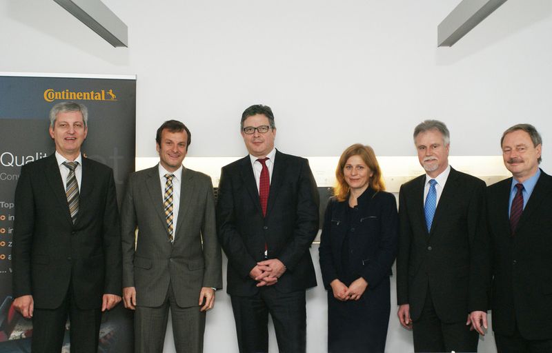 ContiTech, Siemens und ThyssenKrupp unterzeichnen einen Kooperationsvertrag über die Entwicklung und Vermarktung des Chevron-Megapipe Conveyors. V.l.n.r.: Hans-Jürgen Duensing und Dr. Michael Hofmann (ContiTech), Dr. Franz-Maria Wolpers (ThyssenKrupp), Cornelis Rahner und Norbert Becker (Siemens), Detlev Schröder (ThyssenKrupp). (Bild: Continental)