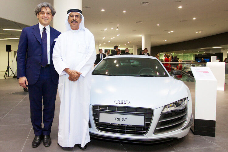 Exklusive Autos im exklusiven Ambiente: Vertriebs- und Marketing-Vorstand Luca de Meo posiert zusammen mit Khalifa Juma Al Nabooda, Präsident von „Al Nabooda Automobiles“, vor einem Audi R8 GT. (Foto: Audi)