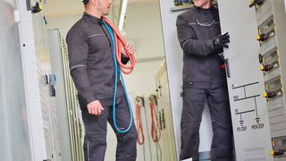 Die Linie Dynamic Allround Arc von Mewa ist modisch und sportlich geschnitten. Reflexstreifen unterstreichen diese Optik und sorgen für gute Sichtbarkeit. (Mewa)