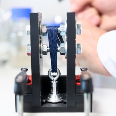 Am Demonstrator lässt sich die Haftwirkung der Klebstoffkapseln direkt testen. (Bild: Fraunhofer IAP)