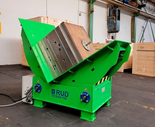 Im Rahmen der Messe Kuteno Nord 2023 präsentiert RUD ausgeklügelte Handhabungstechnik zum Beispiel in Form des Werkzeugwenders Tecdos TM 08/10-5, mit dem fünf Tonnen schwere Spritzgießwerkzeuge sanft und zeitsparend bewegt werden können. Aber es gibt noch mehr ...(Bild:  RUD)