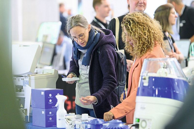 Als eher kleine Fachmesse gilt auf der LAB-SUPPLY das Motto: hands on. Anfassen und Ausprobieren ist bei vielen Ständen also erlaubt – wie hier bei MP Biomedicals.     Mehr Infos zu den kommenden LAB-SUPPLY-Messen finden Sie auf www.lab-supply.info (Bild: Stefan Stark)