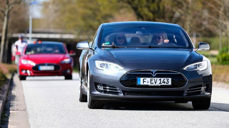 Tesla hat Probleme mit seiner Media Control Unit.(Bild:  Tesla Motors)