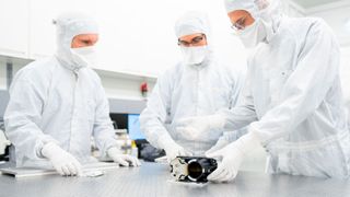 Etwa zwei Hand breit und ein halbes Kilo (560 g) schwer: Dieses Spiegelteleskop wird als Teil der ISS ab Februar Daten zur Oberflächentemperatur der Erde sammeln. (Fraunhofer IOF)