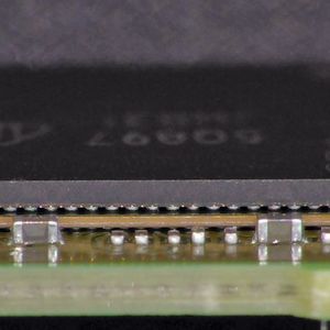 Bei der Package-on- Package-Technologie (PoP) werden zwei oder auch mehrere BGA-Chip- Gehäuse (Ball Grid Array) platzsparend übereinander angeordnet.