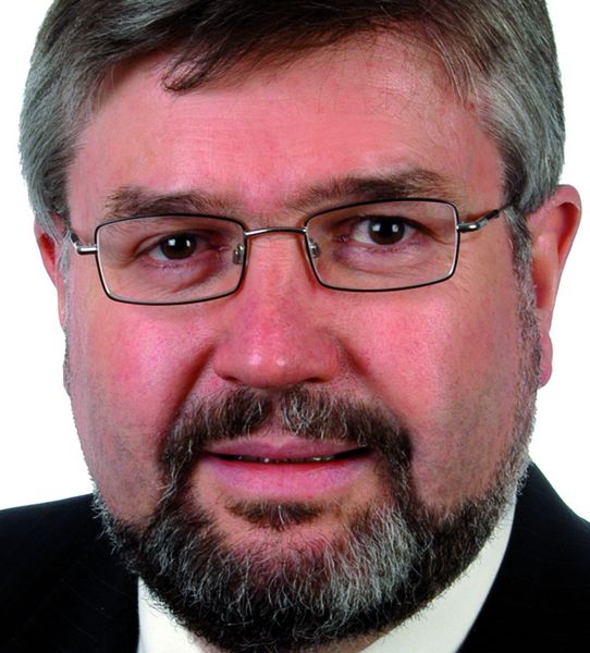„Sichere Roboter und die Mensch-Roboter-Kooperation werden immer wichtiger, weil sich die Arbeitsbereiche von Werker und Maschine räumlich annähern“,  sagt Anton Hirzle, Senior Manager Produktionsplanung, Verfahrensentwicklung und Automatisierungstechnologien bei der Daimler-Chrysler AG in Sindelfingen.  Bild: Daimler-Chrysler (Archiv: Vogel Business Media)