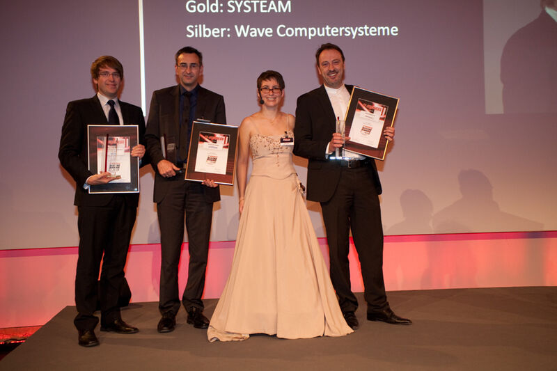 Gewinner Komponenten & Peripherie (v.l.): Björn Bartsch (Wave), Volker Mitlacher (Systeam), Sarah Maier (IT-BUSINESS), Thomas Knicker (Wortmann) (Archiv: Vogel Business Media)