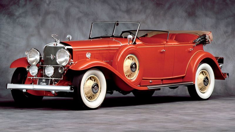 Cadillac produziert mit dem Series 452 das global erste Serienfahrzeug mit V16-Maschine, nebenbei auch das erste Fahrzeug, das einen Ventilspielausgleich per Hydrostößel bot. Der V16-Motor mit 45° Zylinderbankwinkel hatte einen Hubraum von 7407 cm³ und leistete 175 bis 185 hp bei 3400/min.  (Bild: Cadillac)