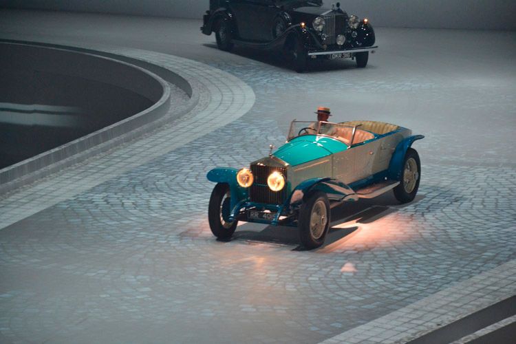 Natürlich gehörten die entsprechenden Autos auf die Bühne… (Foto: Michel)