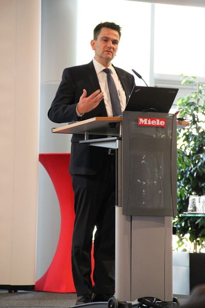 Dr.-Ing. Stefan Breit ist der Leiter des Miele-Werks in Gütersloh. Er hatte einige konkrete Anwendungsbeispiele zum Thema Industrie 4.0 im Gepäck. (Bild: Horn)